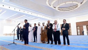 1749Momen-Presiden-Jokowi-Salat-di-Masjid-Presiden-Joko-Widodo-Abu-Dhabi
