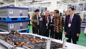 Executive Chair Hyundai Motor Group, Euisun Chung menjelaskan baterai yang akan dimuat pada EV hasil produksi Indonesia[70]