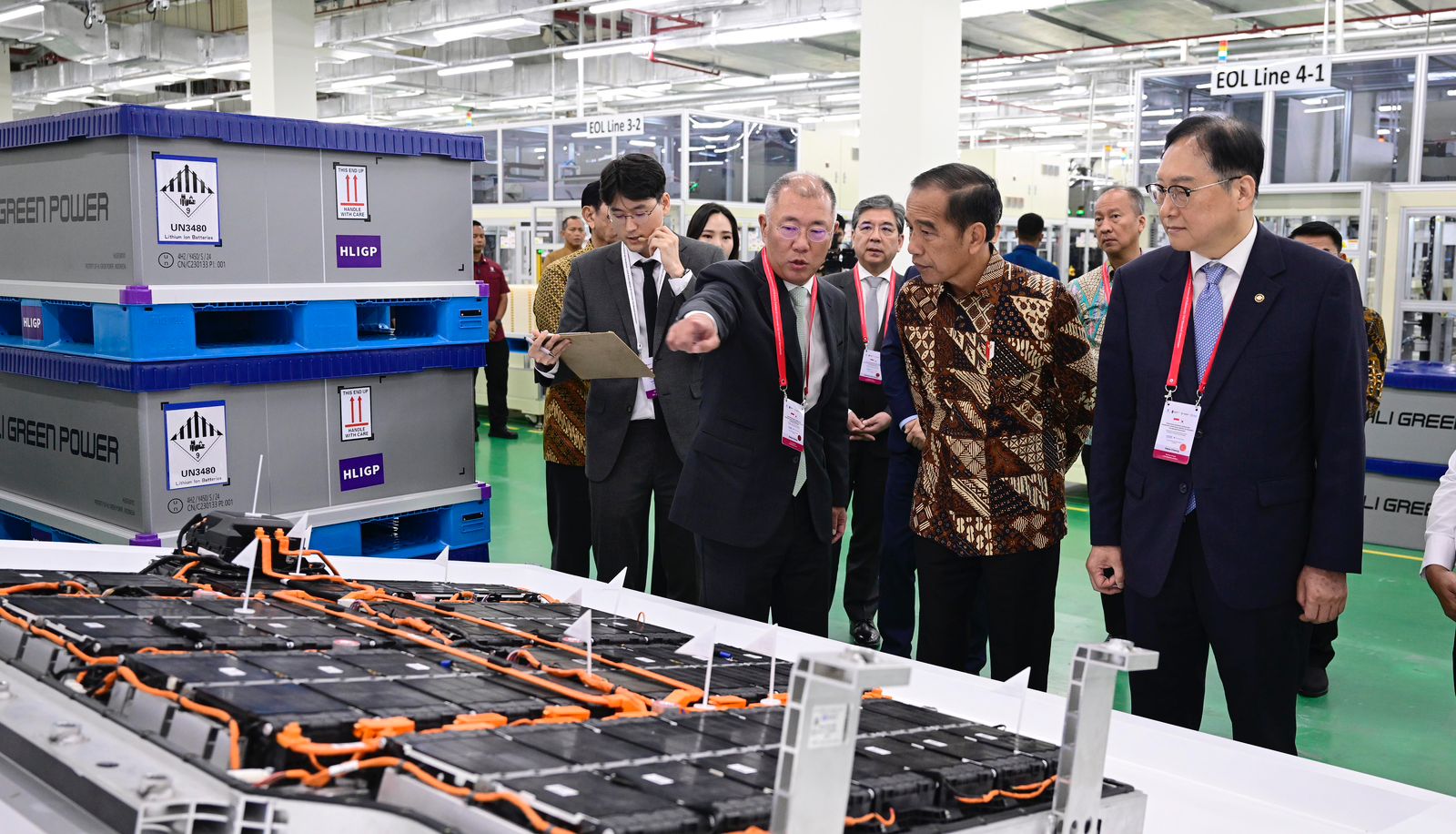 Executive Chair Hyundai Motor Group, Euisun Chung menjelaskan baterai yang akan dimuat pada EV hasil produksi Indonesia[70]