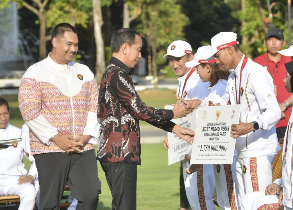 7281Menpora-Dito-Dampingi-Presiden-Jokowi-Serahkan-Bonus-Apresiasi-bagi-Atlet-Indonesia-di-Paralimpiade-2024-Paris
