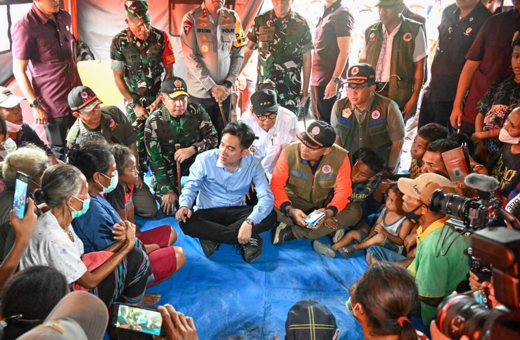 13.649 Warga Mengungsi, Gibran Tinjau Lokasi Penampungan di Larantuka