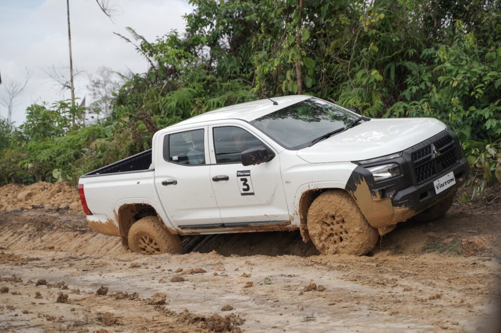 Konsumen Kaltim Jajal Performa Mitsubishi All-New Triton