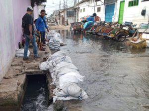 Banjir Rob, Kebocoran Sementara Gunakan Karung Pasir