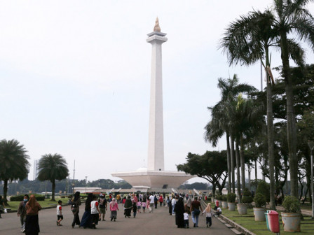 Libur Lebaran, Pengunjung Padati Monas hingga Ancol