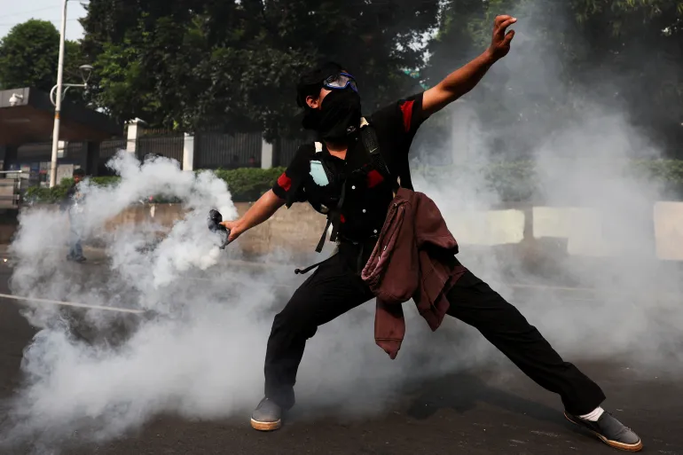 2025-08-25T120757Z_1439058962_RC28EGAUL6OP_RTRMADP_3_INDONESIA-POLITICS-PROTESTS-1756167738