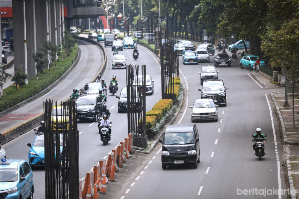Sejumlah kendaraan melintasi tiang bekas proyek monorel di Jalan HR Rasuna Said