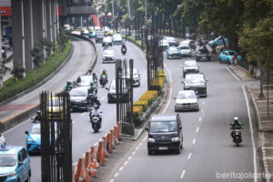 Sejumlah kendaraan melintasi tiang bekas proyek monorel di Jalan HR Rasuna Said